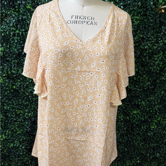 Tops - Peach Daisy Flutter Sleeve V-Neck Blouse